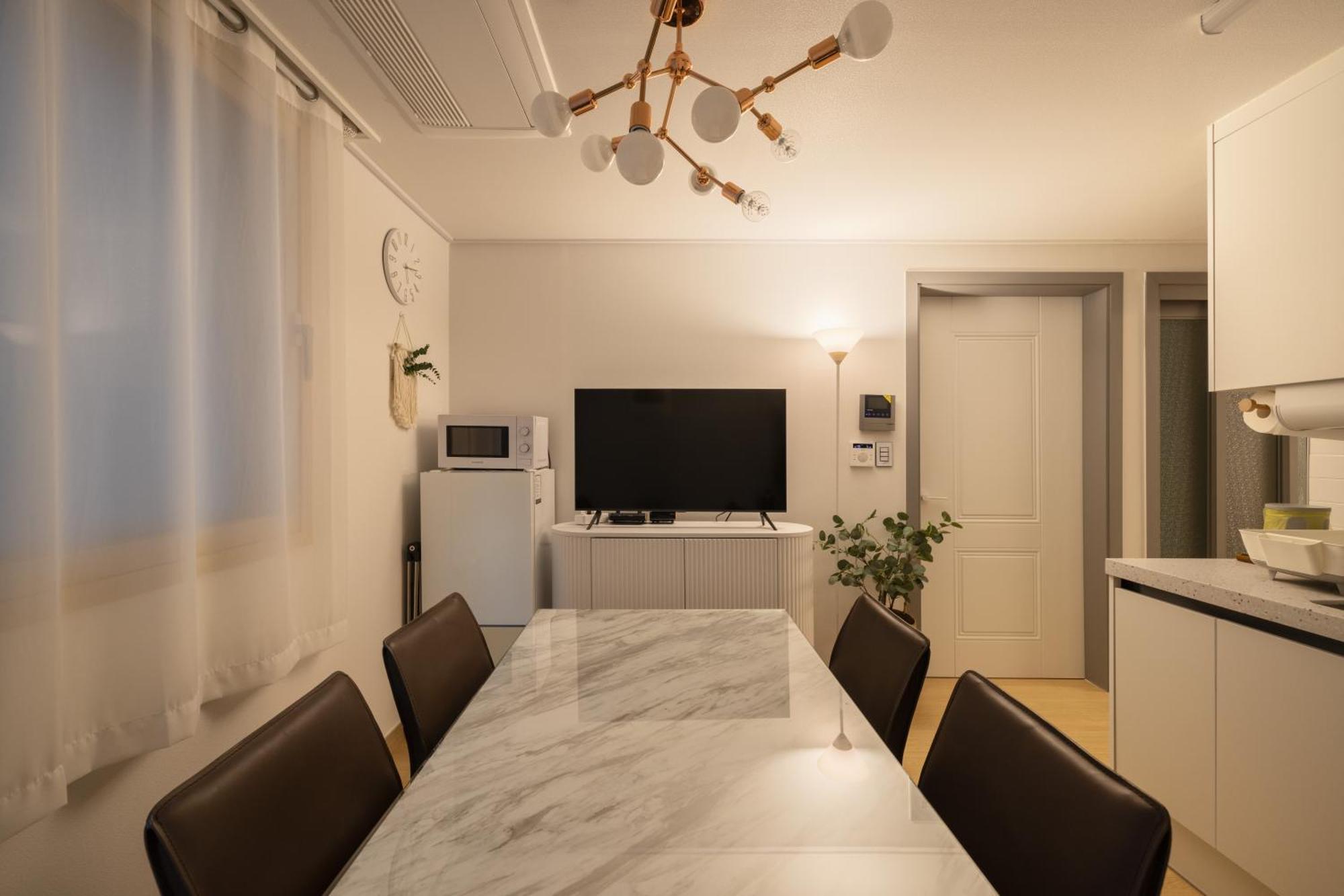 Choi's Hongdae Villa *