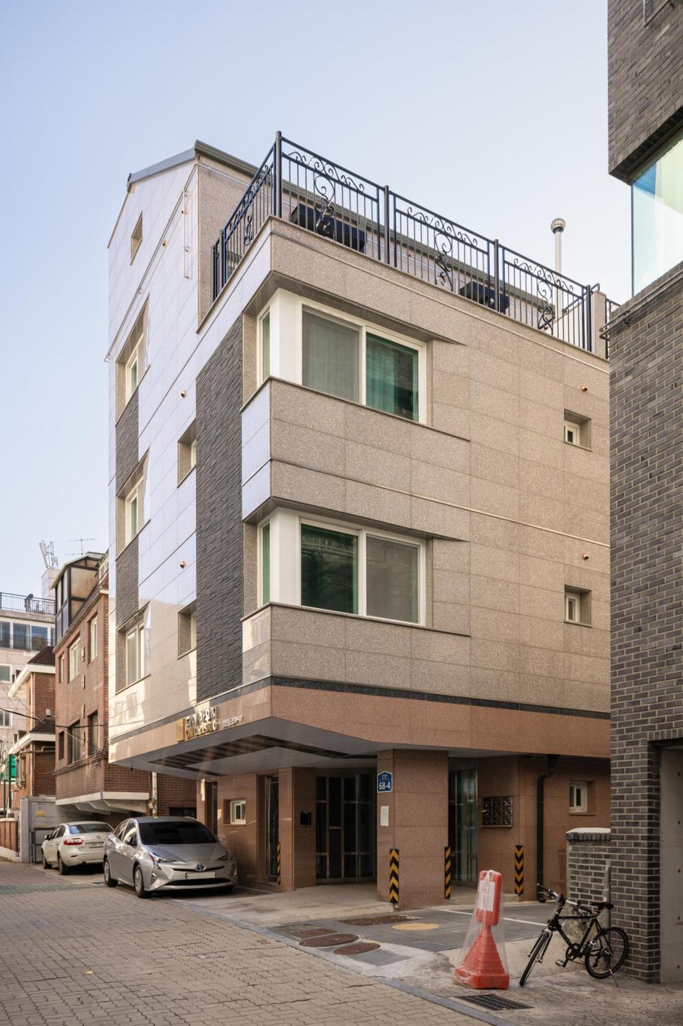 Choi's Hongdae Villa *