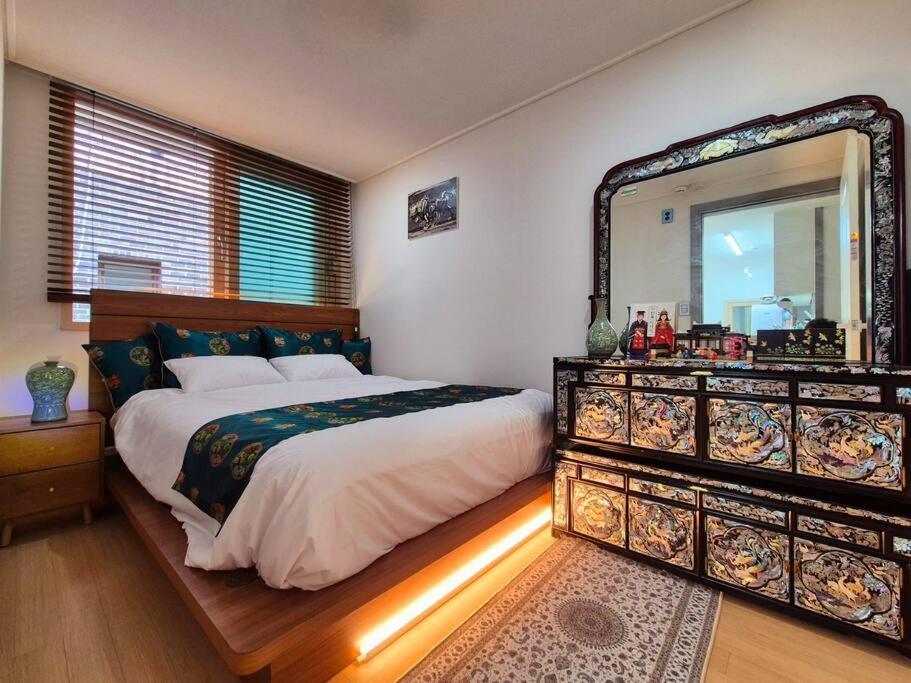 Choi's Hongdae Villa *
